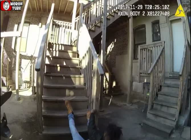 Video :He gets struck after attempting to knee a policeman in the testicles